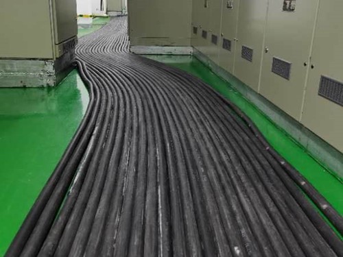 良庆如何根据理论计算公式计算温度对特定电压测量结果的影响？